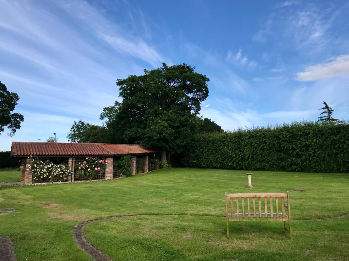 Charming Hen Cottage Countryside Retreat Lincoln Newball 外观 照片