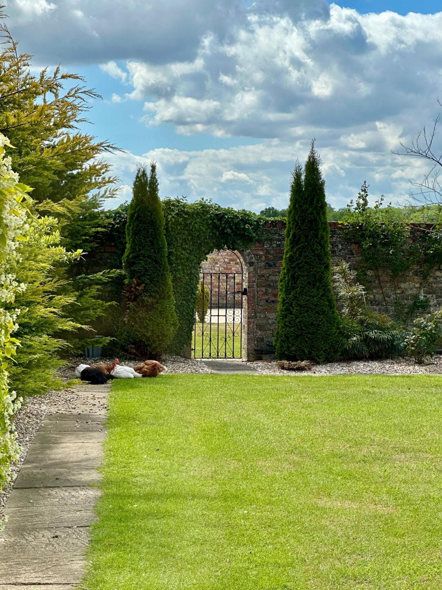 Charming Hen Cottage Countryside Retreat Lincoln Newball 外观 照片